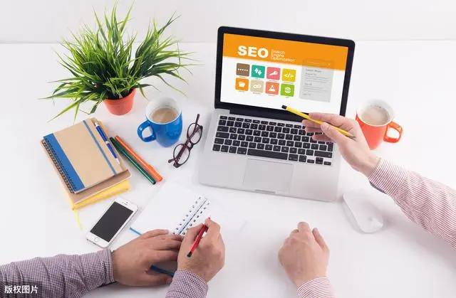 山西一车站售票员上班刷手机被调岗